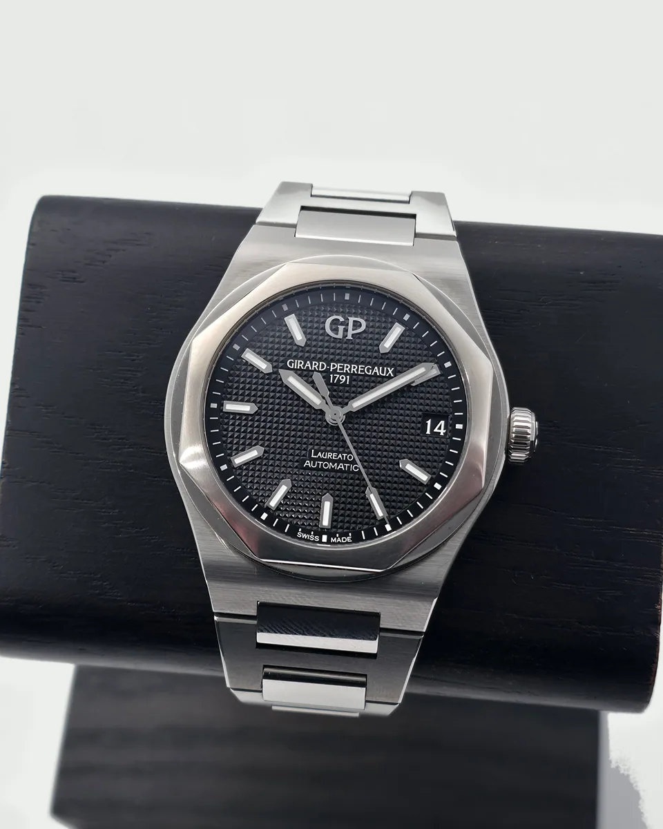 Girard-Perregaux Laureato 42mm Black (06/2025)