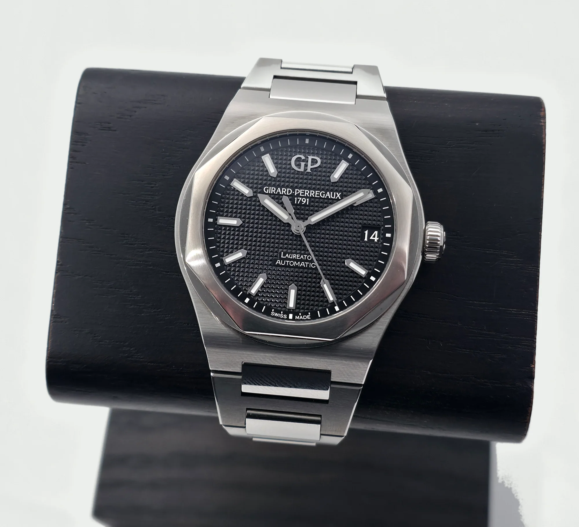 Girard-Perregaux Laureato 42mm Black (06/2025)